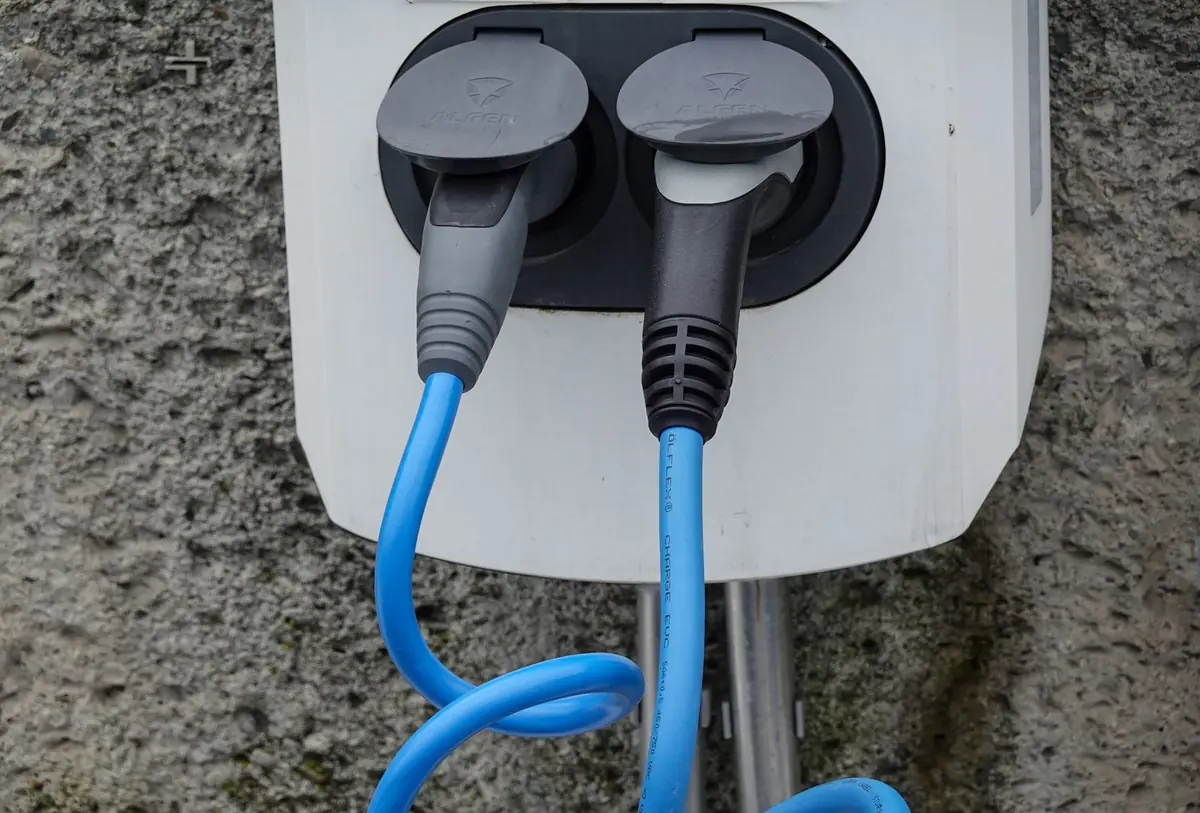 Borne de recharge à double prise avec deux câbles branchés