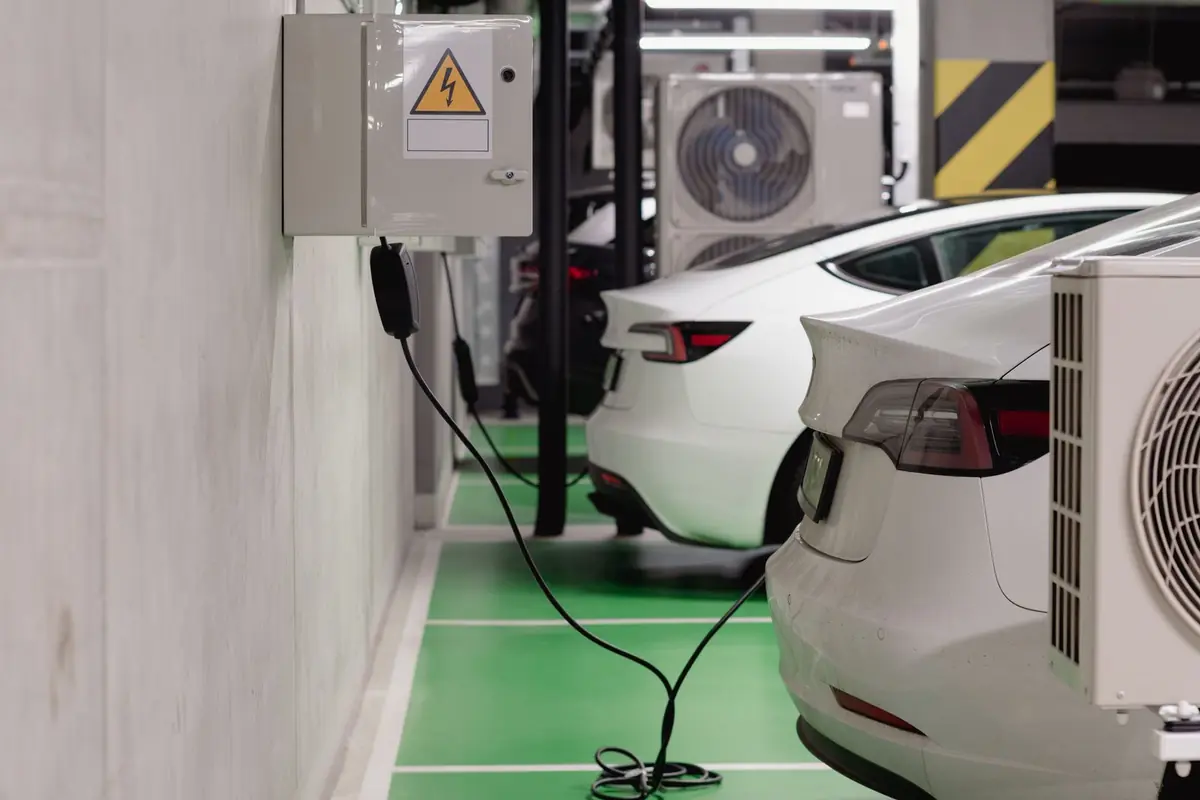 Bornes de recharge installées le long des places d’un parking collectif