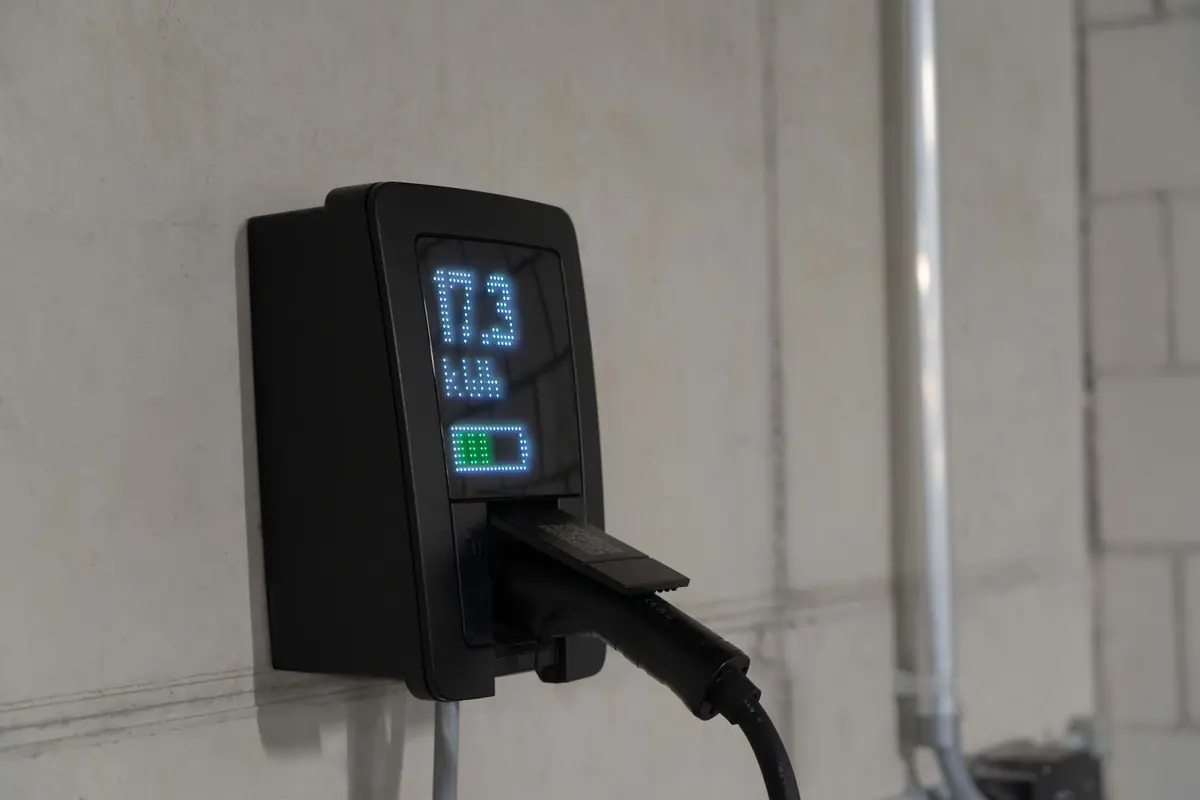 Borne de recharge murale avec écran indiquant l’état de la charge
